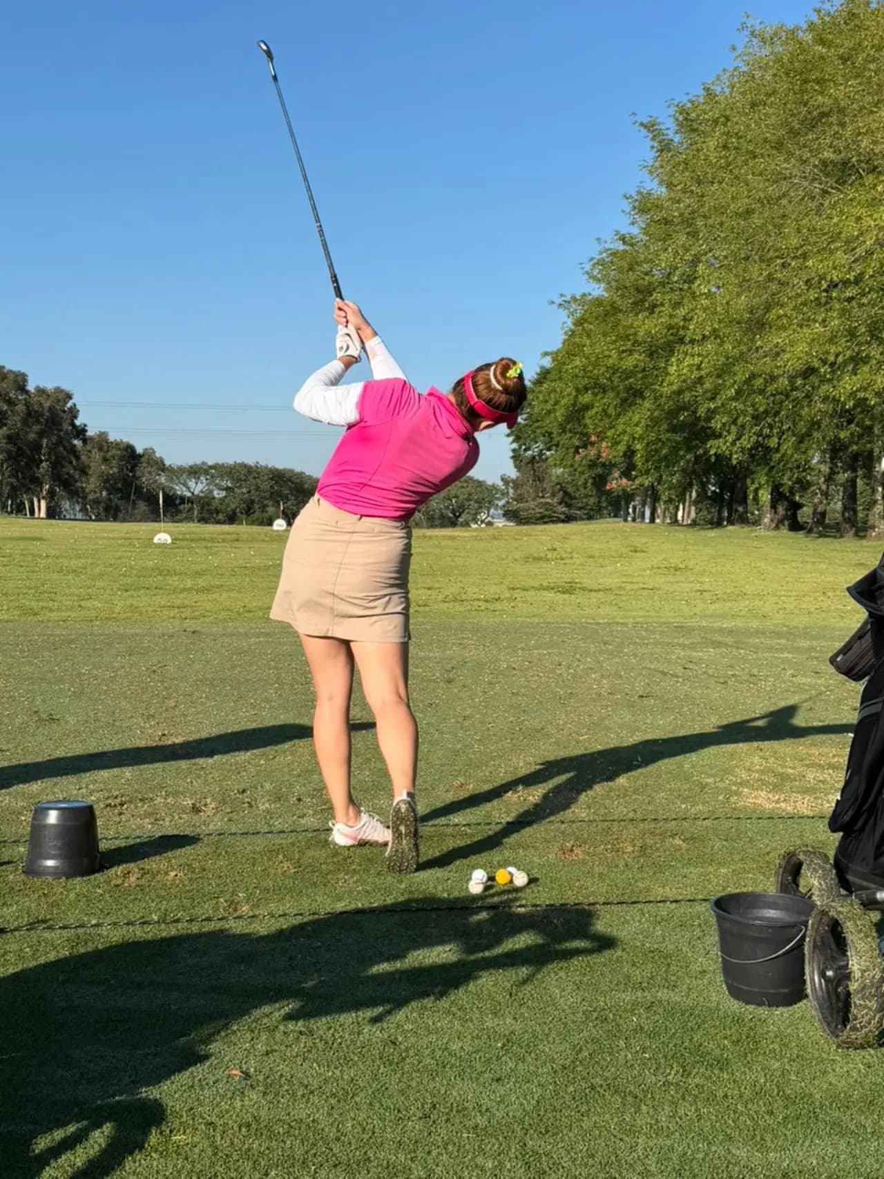 Jogadora tacando no range